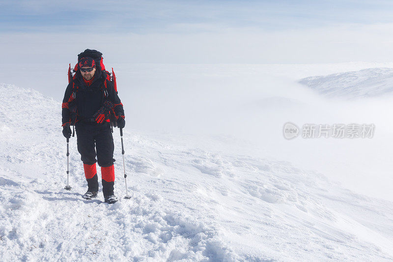 冬季山里的徒步旅行者