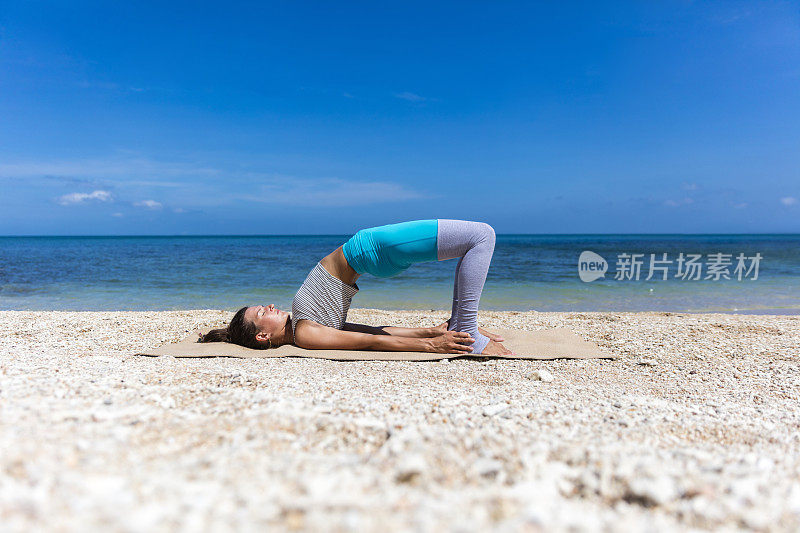 在海边练习瑜伽的女人