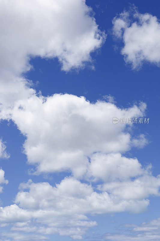 湛蓝的天空，浮云密布