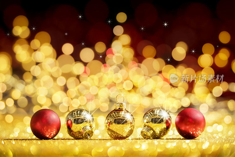 圣诞节闪闪发光的红色和金色的小玩意儿