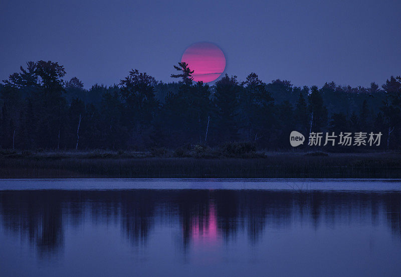 泥灰湖朦胧的日出