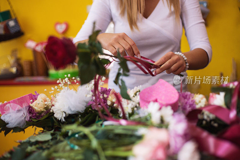 花商准备婚礼装饰