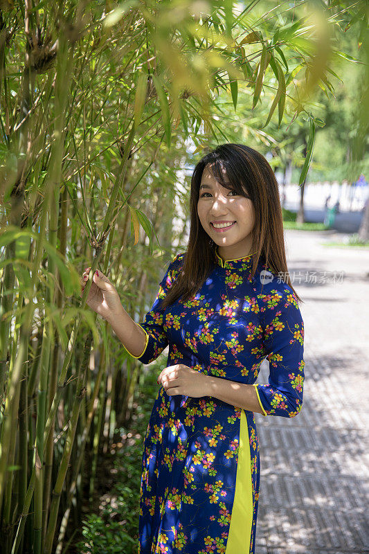 年轻的越南妇女在奥代街的肖像