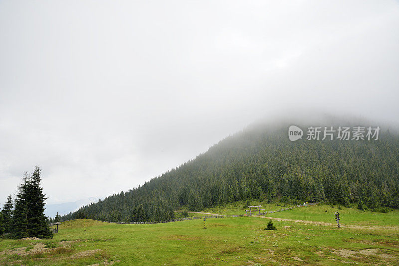 多勃拉峰在雾中。