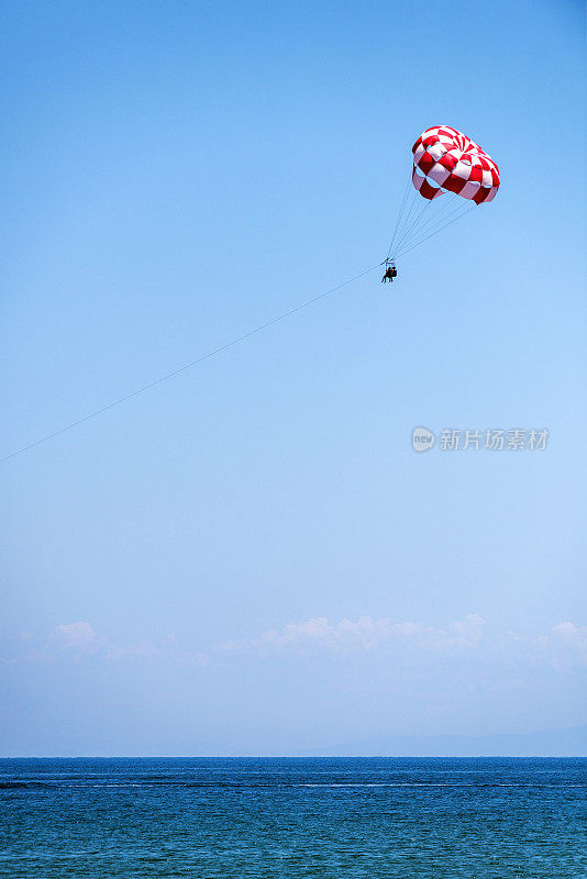 一对夫妇正在希腊的萨索斯做滑翔运动