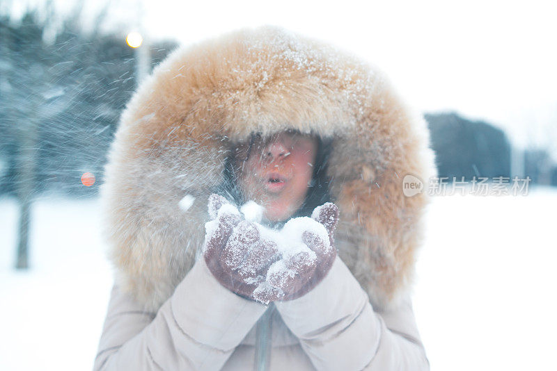 女人喜欢在户外玩雪。