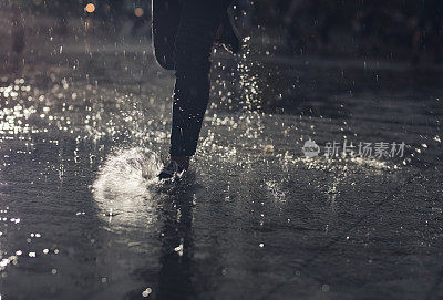 一个面目全非的人在雨中奔跑。