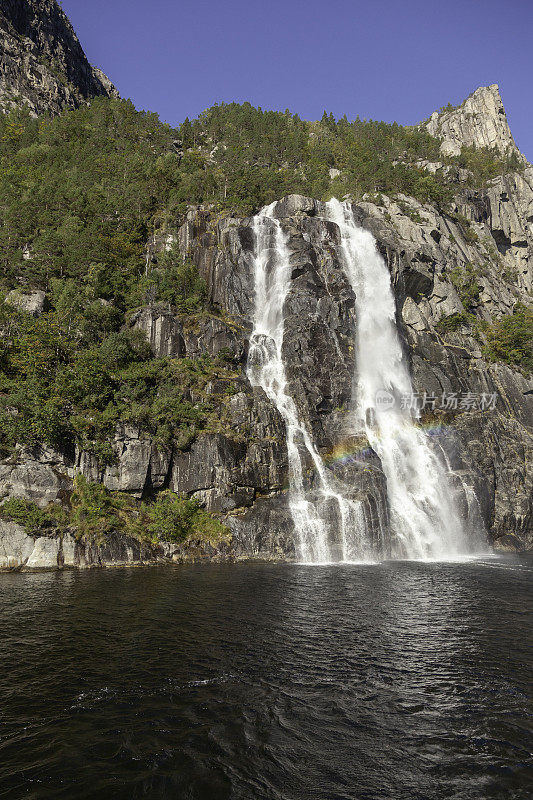 挪威吕瑟峡湾亨珍瀑布上的彩虹