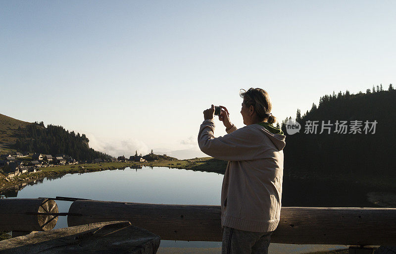 黎明时分，山上的湖面