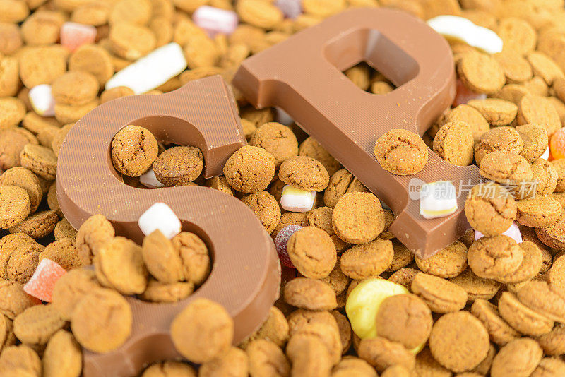 荷兰儿童的节日，在胡椒糖上放上字母S和P的巧克力