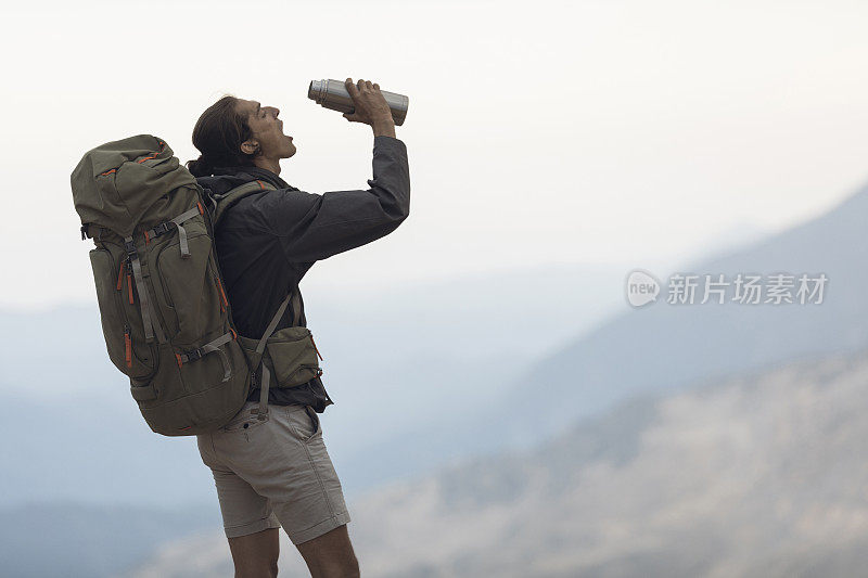 旅行者停下来喝一杯