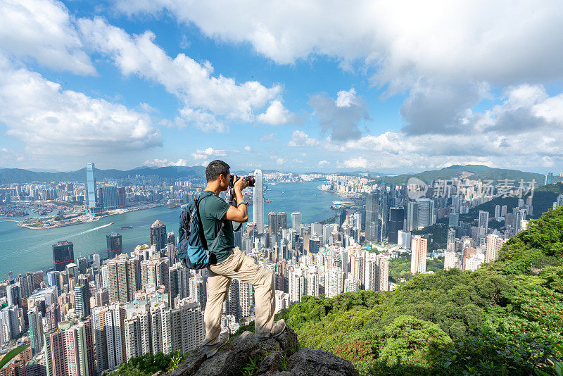 摄影师在香港的山顶上拍照