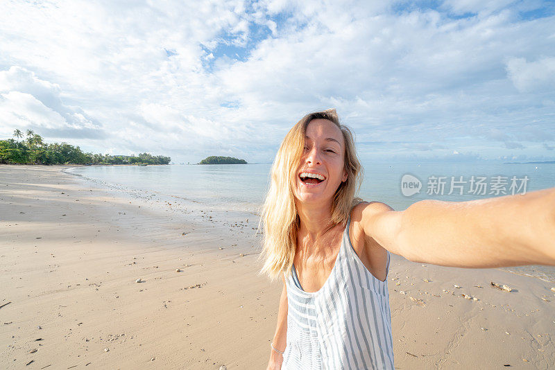 一名年轻女子在泰国海滩上自拍。人们旅行豪华度假乐趣和酷的态度概念