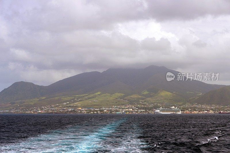 从海山和海滨的巴塞特尔和雾月看圣基茨岛，圣基茨岛和尼维斯岛