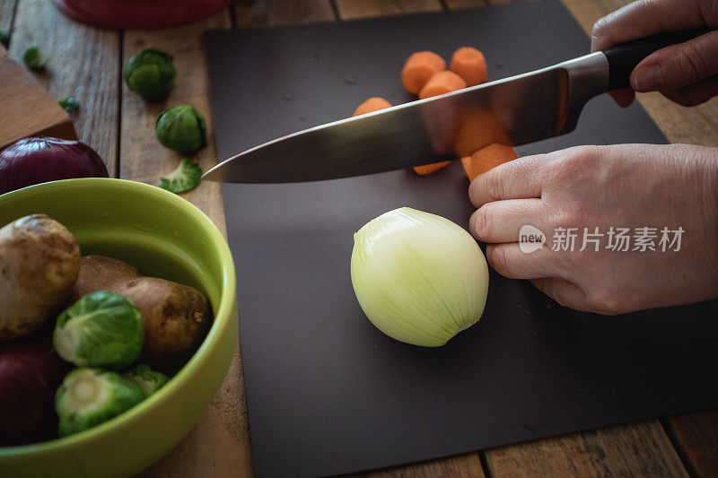 在家做饭，准备蔬菜汤，切蔬菜