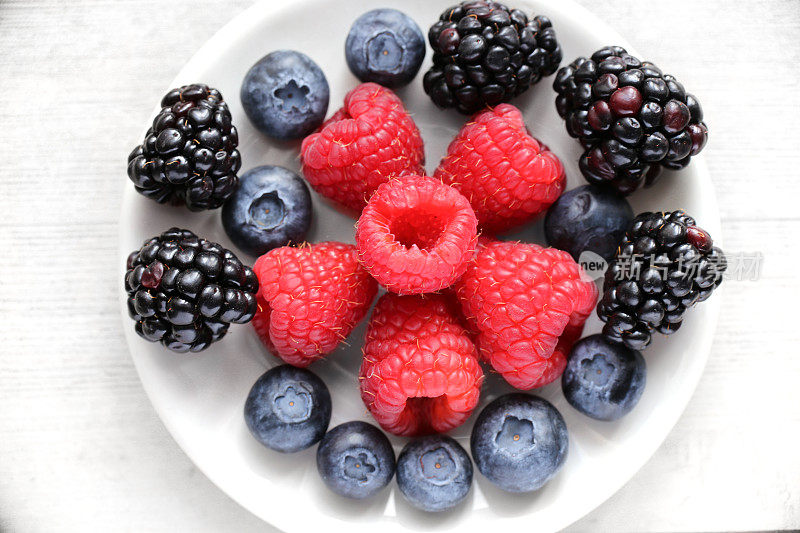 浆果:黑莓，蓝莓，树莓，白木背景