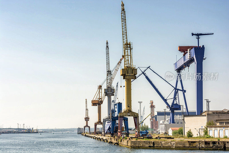 在罗斯托克港有起重机和船厂的港口设施