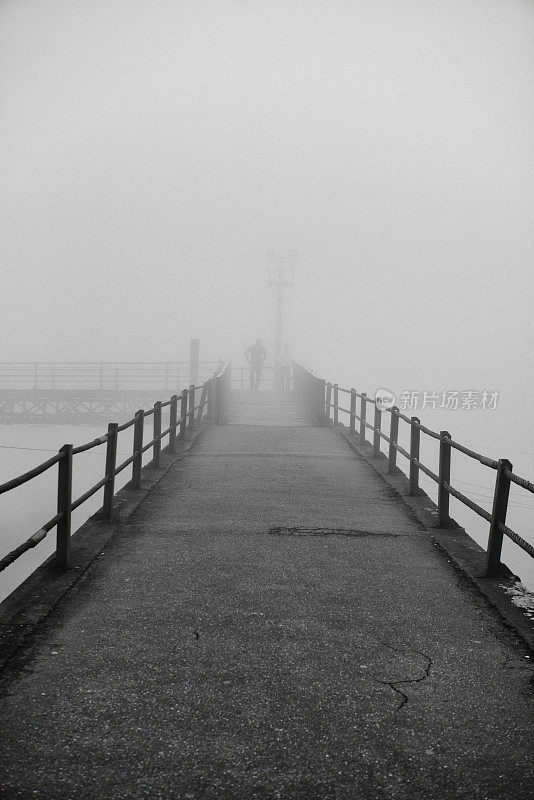 雾天中的人行桥