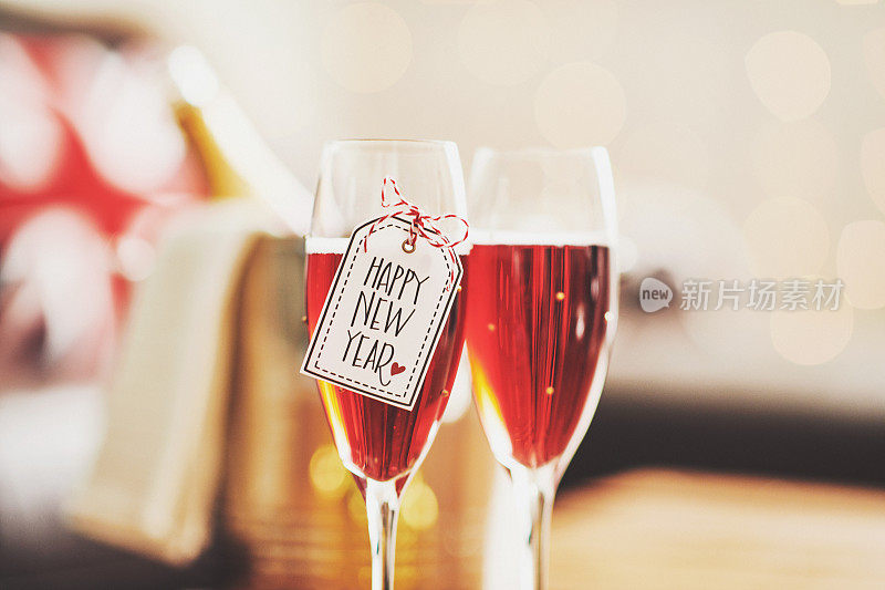 粉色香槟，写着新年祝福语和英国国旗靠垫