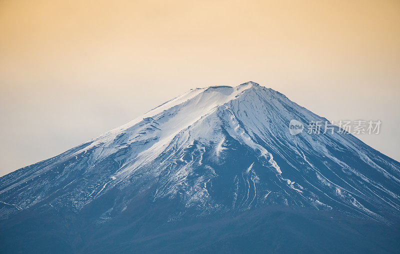 早晨的富士山，秋天的日本山町。