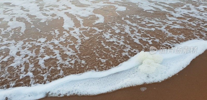 沙滩上的海水泡沫