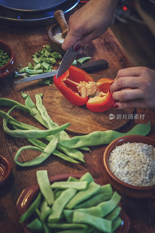 准备用青豆，豌豆和辣椒做的鸡肉海鲜饭