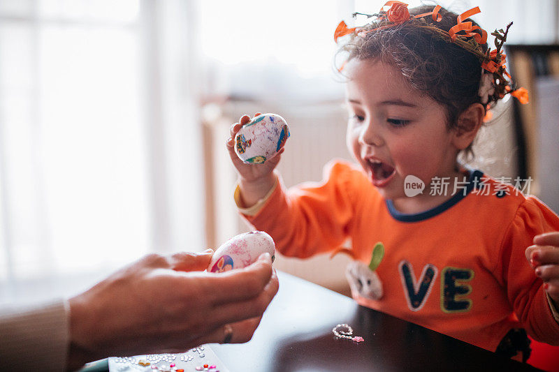 女孩和妈妈一起学习画复活节彩蛋