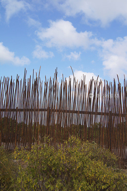 保护，安全，竹刺栅栏蓝天背景