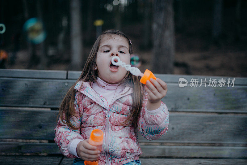 《森林里的快乐小女孩