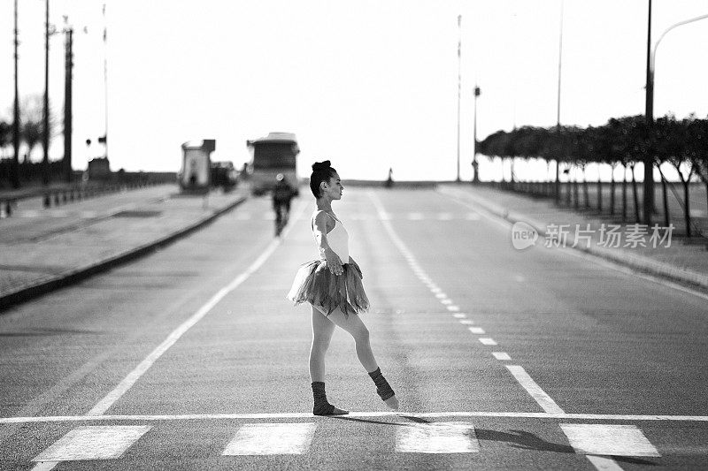 美丽的芭蕾舞者在街头摆姿势