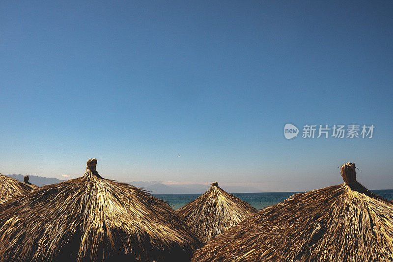 在班德拉斯海滩上的Palapas顶部，可以看到上面的海湾