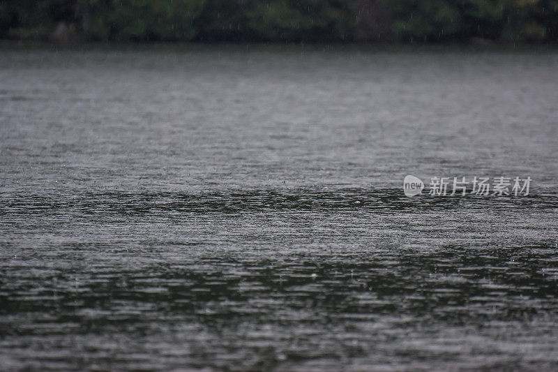 垂钓湖上的倾盆大雨