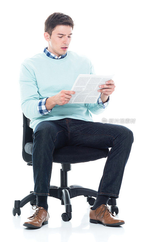 英俊的年轻人坐着，认真地读着文件