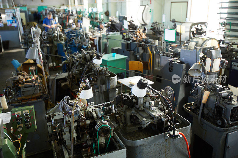 总览钟表厂车间满是用于生产钟表机构和齿轮的电灯机器
