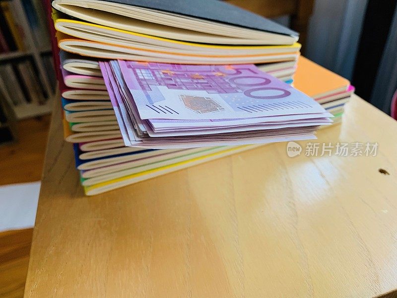 一叠500欧元钞票贴在日记本上