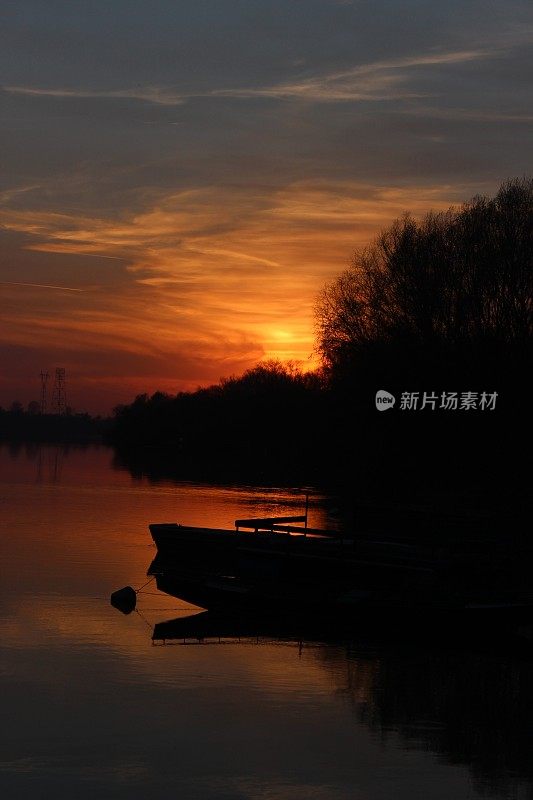 河上缤纷的日落