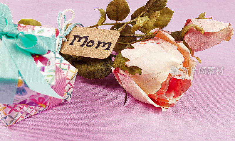送给妈妈的玫瑰和礼盒，妈妈，母亲节，妈妈，生日
