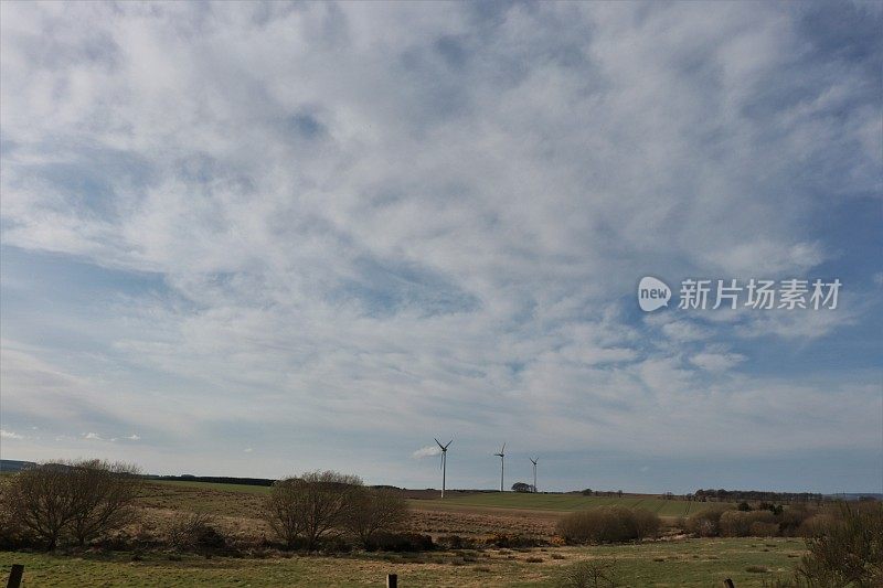 风力涡轮机和农村上空的云，在农村设置