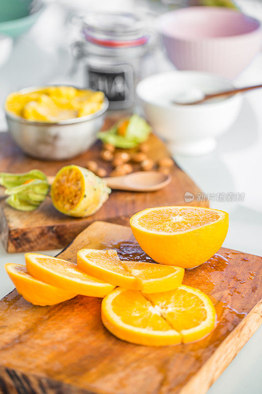 橙子，热带水果和超级食物的健康早餐奶昔