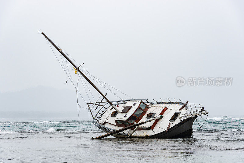 一场暴风雨过后，船搁浅在海滩上