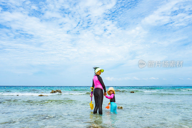 两姐妹在海边玩耍