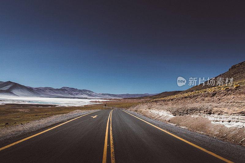 阿塔卡马沙漠的山路风景