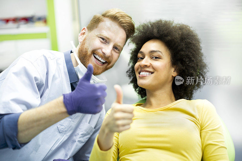 牙医、医生和病人竖起大拇指