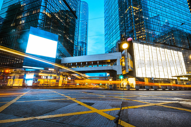 香港中环夜间街道上的汽车步道