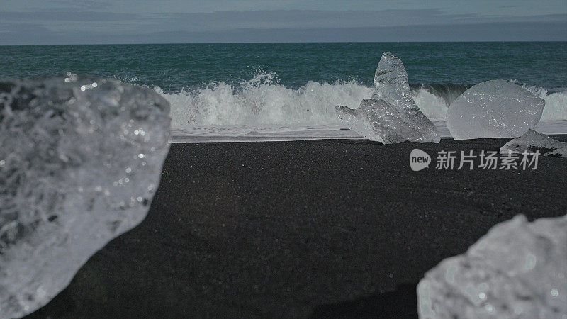 钻石的海滩。冰川漂浮在海上