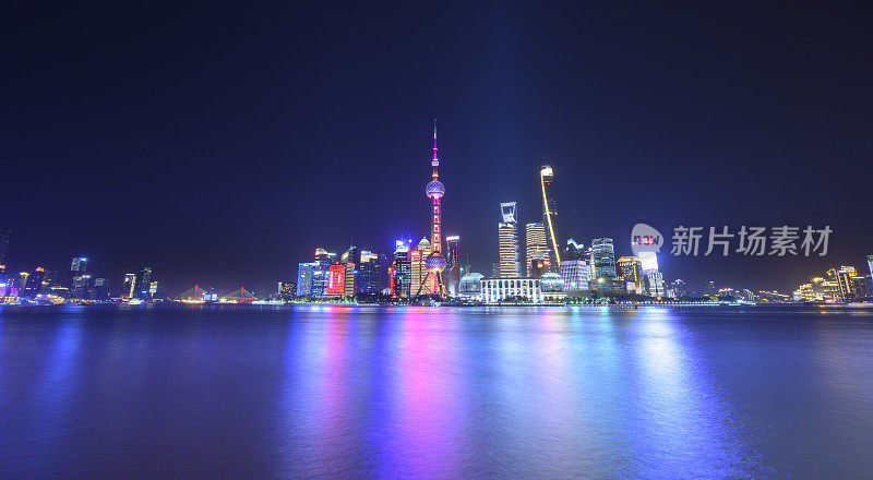上海夜景的空中天际线