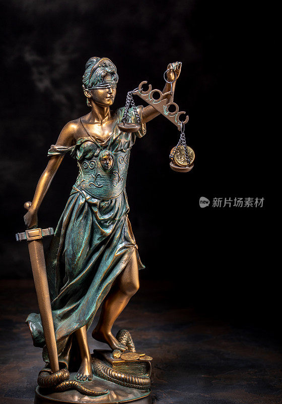 忒弥斯青铜雕塑的摄影，Femida或正义女神在黑暗的背景。硬币放在天平上