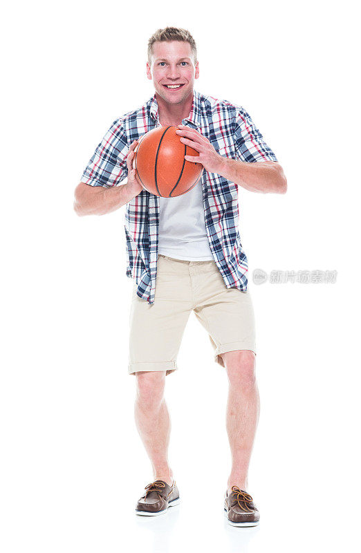 穿着衬衫和短裤拿着篮球的帅哥