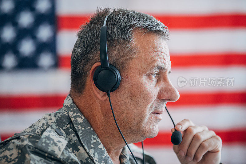 士兵戴着耳机使用电脑