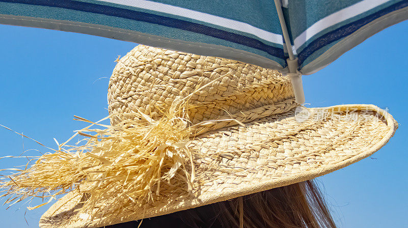 海滩上戴着草帽的女人